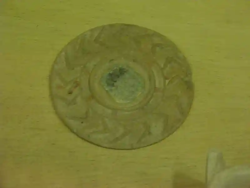 A solar disc with angled sun rays